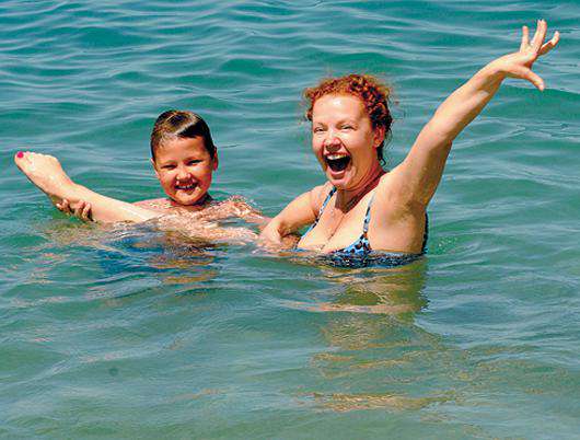 Актриса Татьяна Абрамова с сыном Иваном с удовольствием проводили время в водах морских. Фото: Борис Кремер.