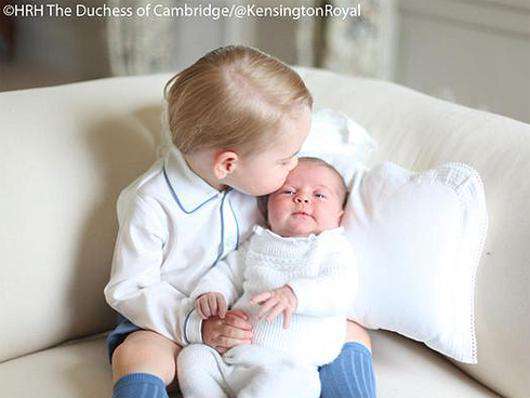 Принц Джордж и принцесса Шарлотта. Фото: Twitter.com/@KensingtonRoyal.
