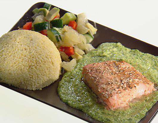 Запеченный лосось с пшеном, песто и сальсой. Фото: материалы пресс-служб.
