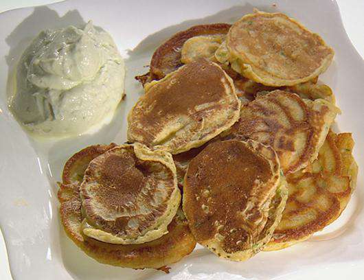 Оладьи с зеленым луком и зеленым кремом. Фото: материалы пресс-служб.