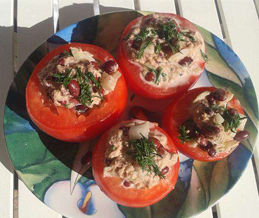 Фаршированные помидоры с тунцом и красной фасолью. Фото автора. 