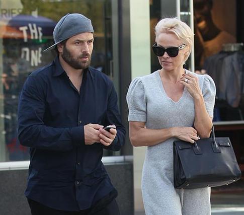 Памела Андерсон вновь разводится с Риком Саломоном