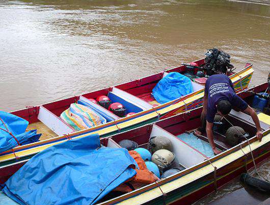 Лодки, на которых нам предстояло добраться из Лаоса до Таиланда, явно не внушали доверия.