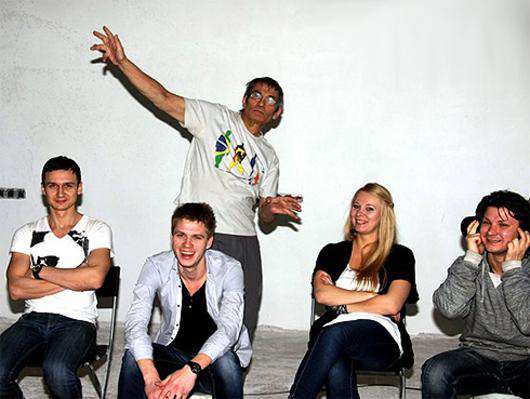 Бари Алибасов и его офисные сотрудники. Фото: www.na-nax.com.