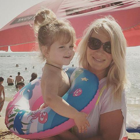 Макарские выясняют, на кого похож их ребенок