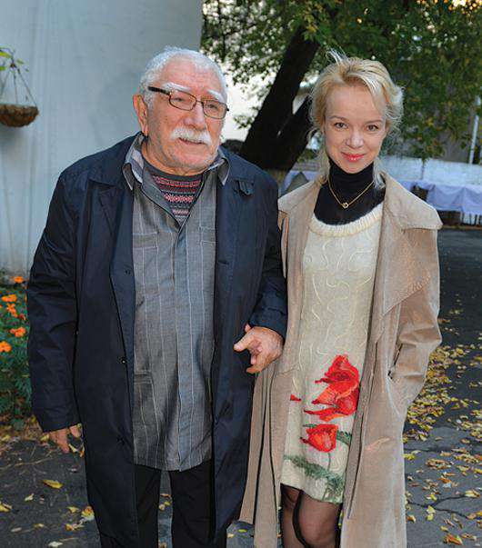 Армен Джигарханян приехал на празднование со второй половинкой и по совместительству генеральным директором своего театра 34-летней Виталиной Цымбалюк-Романовской.