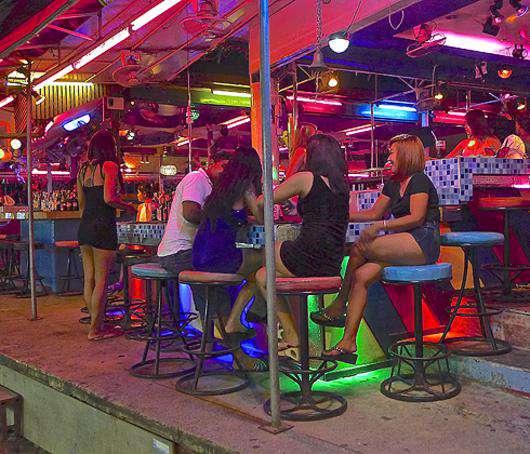 Познакомиться с тайской девушкой можно в любом баре. Только потом не стоит жаловаться, что девушка оказалась с неожиданным приданным - в виде детей и мужа.