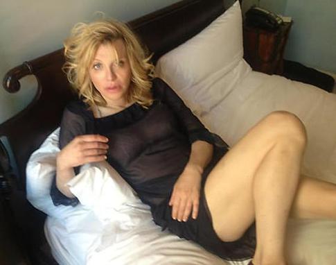 Кортни Лав ищет пропавший самолет