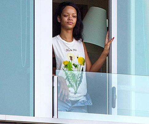 Рианна шокировала фото без макияжа