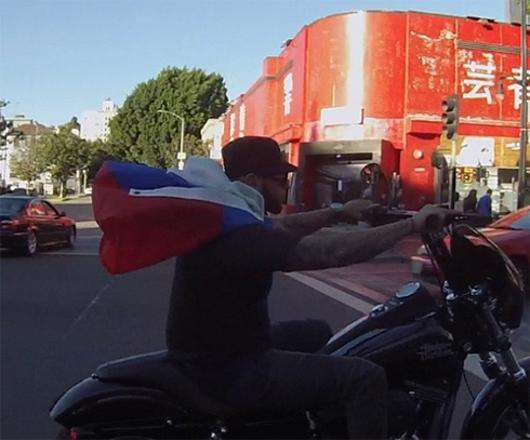 Тимати с российским флагом. Фото: Instagram.com/timatiofficial.