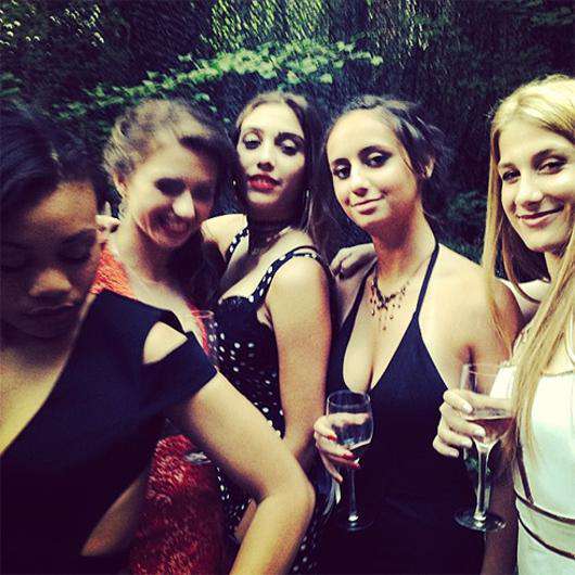 Дочь Мадонны Лурдес (в центре) перед выпускным балом. Фото: Instagram.com.