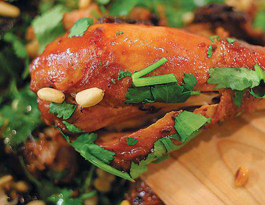 Куриные окорочка с вишней и кедровыми орехами.