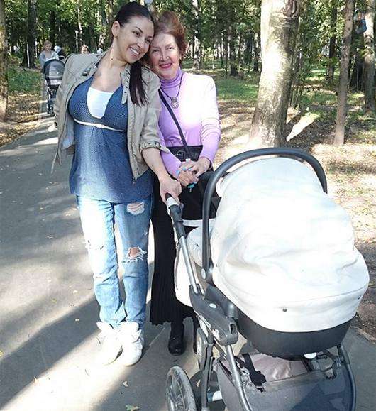 Татьяна Найник с новорожденной дочкой и своей мамой. Фото: Instagram.com/tanyanaynik.