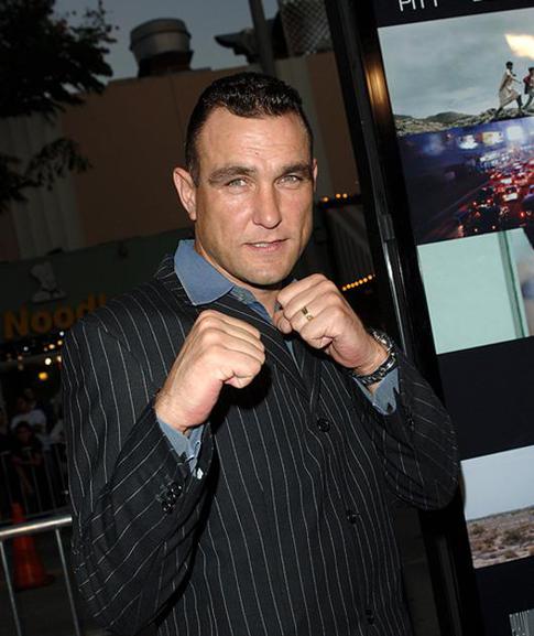 Винни Джонс изменяет жене с русскими