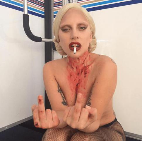 Окровавленная Леди Гага