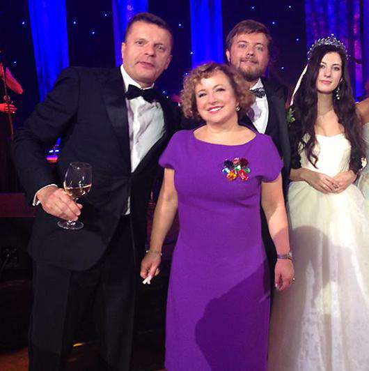 1. Леонид Парфенов и Елена Чекалова с молодоженами Иваном и Марией. Фото: Facebook.com/elena.chekalova.