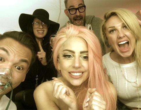 Леди Гага готовит пособие по фрик-моде