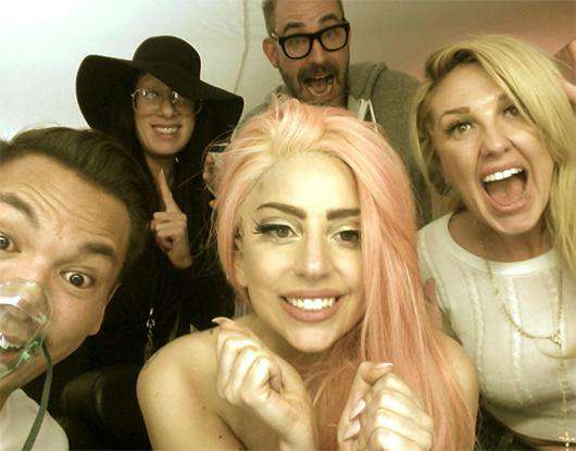 Леди Гага и Терри Ричардсон (в центре сверху). Фото: Twitter.com.