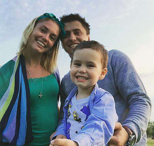 Павел Прилучный с супругой Агатой и сыном Тимофеем сейчас отдыхают на Кипре. Фото: Instagram.com/agataagata.