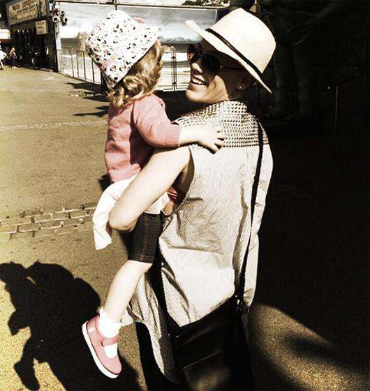 Певица Пинк с дочерью. Фото: Twitter.com/@Pink.