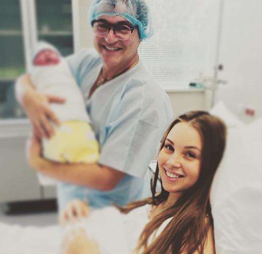 Полина и Дмитрий Дибровы с новорожденным сыном Ильей. Фото: Instagram.com/polinadibrova.