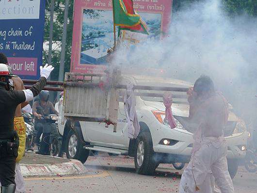 Во время религиозных праздников из-за взрывов почти ничего не видно и не слышно.