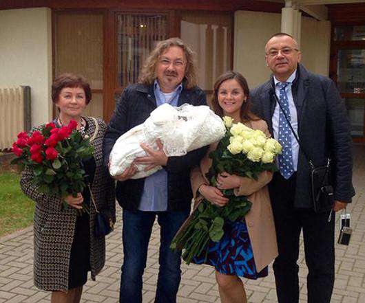 Игорь Николаев и Юля Проскурякова со своими родителями на выписке из роддома. Фото: Twitter.com/@uliavoice.