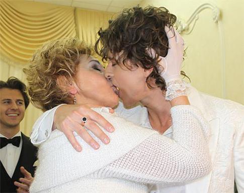 Звезды рассказали о своих первых поцелуях