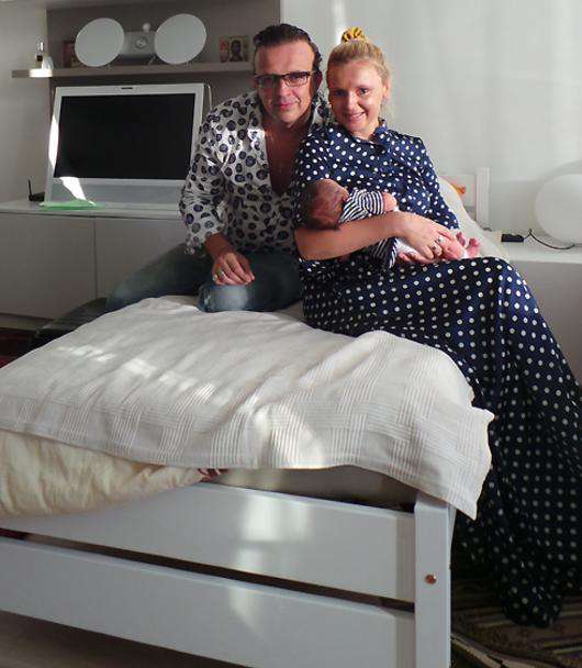 Рома Жуков с женой и новорожденным сыном. Фото: личный архив певца.