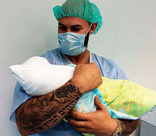 Джиган с новорожденной дочкой. Фото: Instagram.com/iamgeegun.