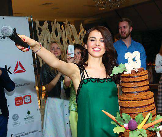Сати Казанова отметила день рождения.