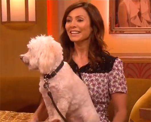 Натали Имбрулья со своей любимой собакой. Фото: www.youtube.com.