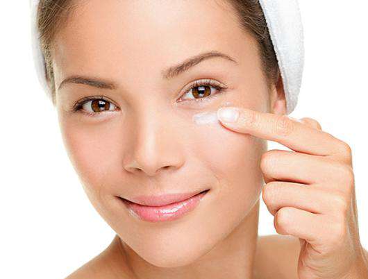 Теперь можно ухаживать не только за кожей вокруг глаз, но и за ресницами. Фото: Fotolia/PhotoXPress.ru.