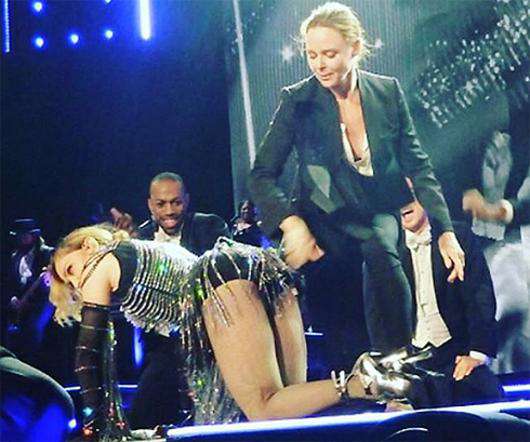 Стелла Маккартни выпорола Мадонну во время ее выступления в Лондоне. Фото: Instagram.com/madonna.