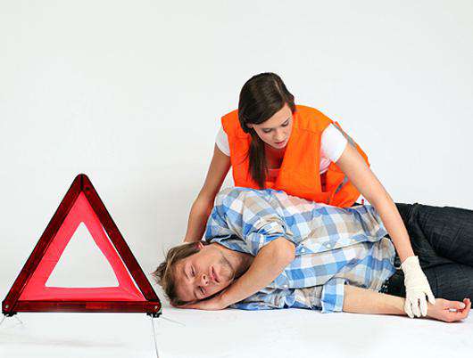 Первая помощь при обмороке. Фото: Fotolia/PhotoXPress.ru.