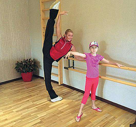 Анастасия Волочкова с дочерью Ариадной. Фото: Instagram.com/volochkova_art. 