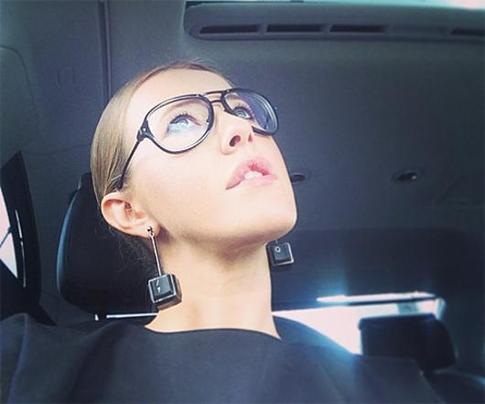 Ксения Собчак показала свою косметичку