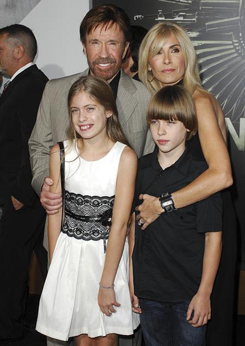 В 75 лет Чак Норрис достает черный пояс и начинает съемки в новом боевике