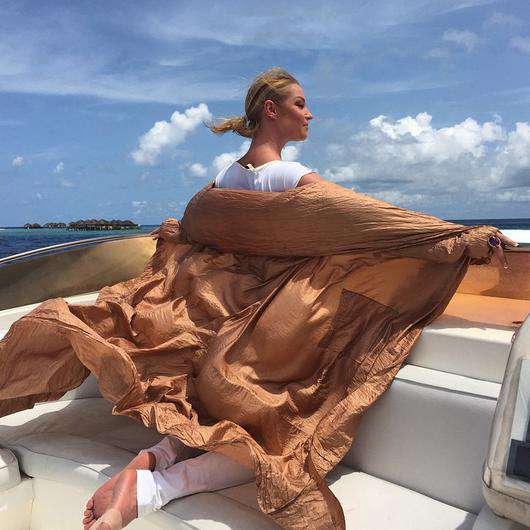 Настя не только загорает на пляже, но и выходит в открытое море. Фото: социальные сети