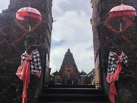 Бали называют Островом десяти тысяч храмов.