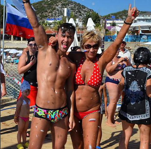 Жена Прохора Шаляпина пляшет на столах