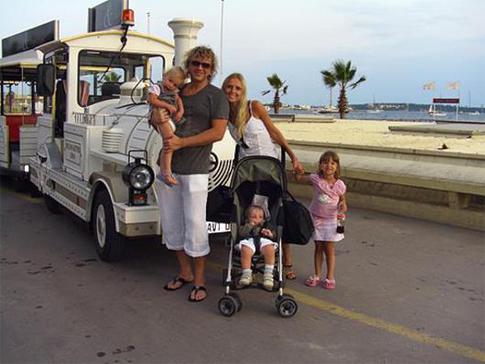 Рома Жуков не может забрать тело дочери из морга