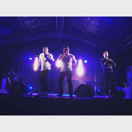 В таком виде выступления Корней будут возможны лишь после выздоровления артиста. А пока Алексей будет сидеть на сцене на высоком стуле. Фото: социальные сети