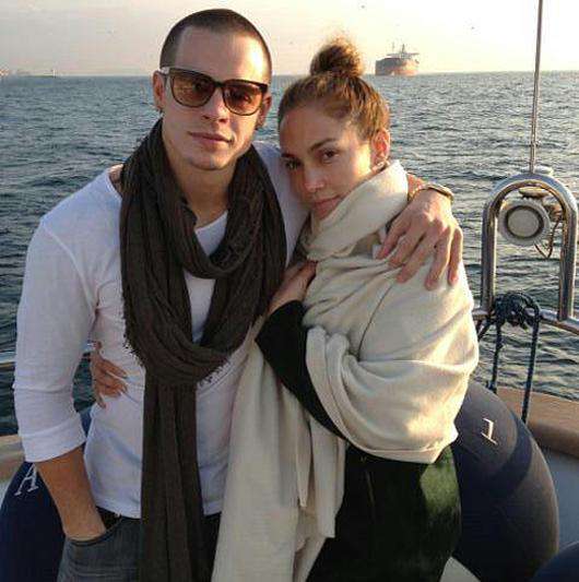 Дженнифер Лопес и Каспер Смарт. Фото: Twitter.com.