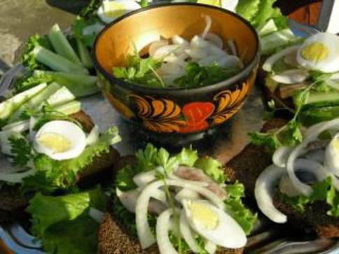 Готовим бутерброды с маринованной сельдью и яйцом