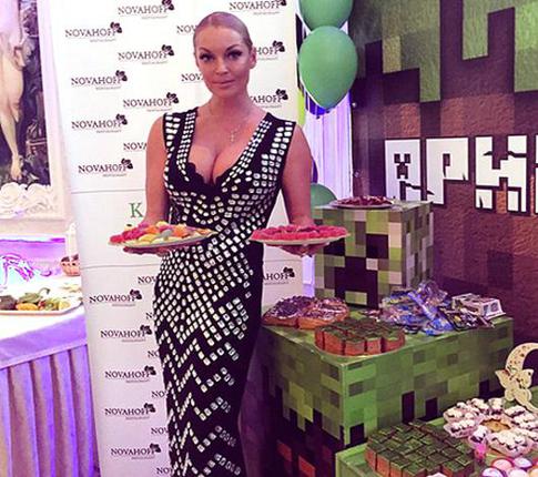 Анастасия Волочкова из дня рождения дочери сделала свадьбу