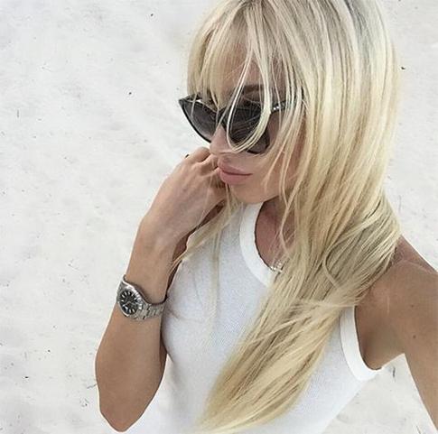 Алена Шишкова плавает в бассейне в кроссовках