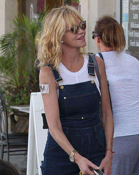 Мелани Гриффит заклеила татуировку с именем мужа. Фото: All Over Press.