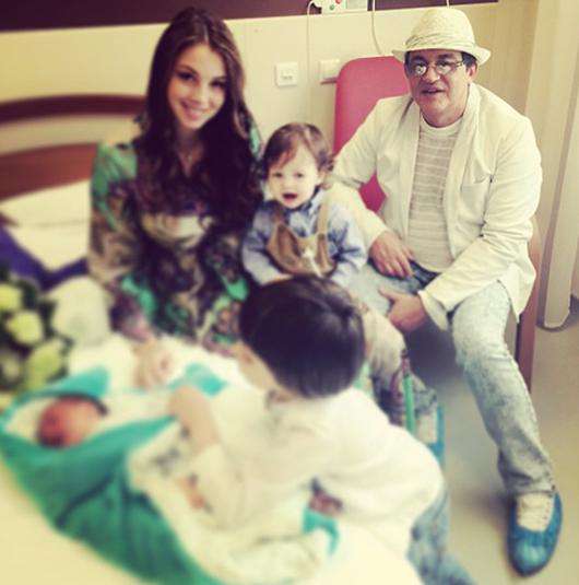 Дмитрий Дибров забрал супругу Полину и сына Илюшу из роддома. Старшие братики новорожденного – Саша и Федор – очень обрадовались малышу. Фото: Instagram.com/polinadibrova.