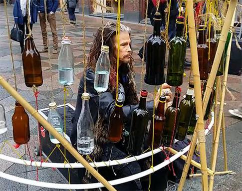 Стивен Тайлер сыграл в бутылочку